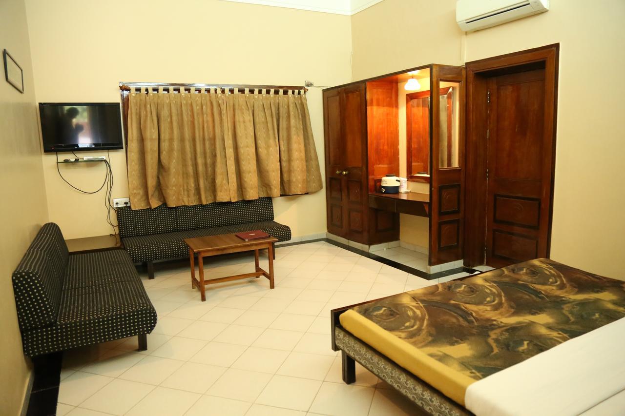 Hotel Siddhartha Palace Ahmedabad Exterior foto
