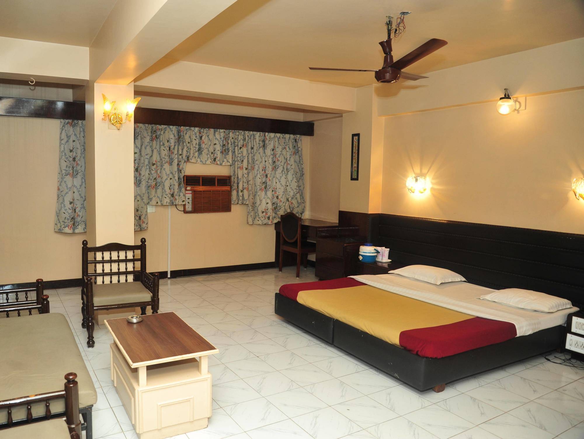 Hotel Siddhartha Palace Ahmedabad Exterior foto