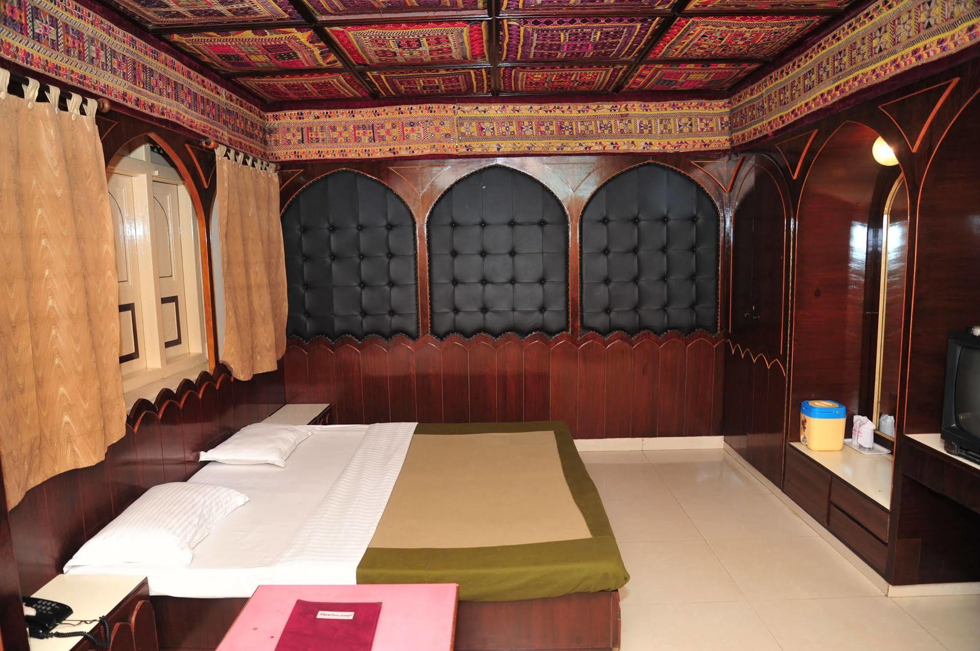 Hotel Siddhartha Palace Ahmedabad Exterior foto
