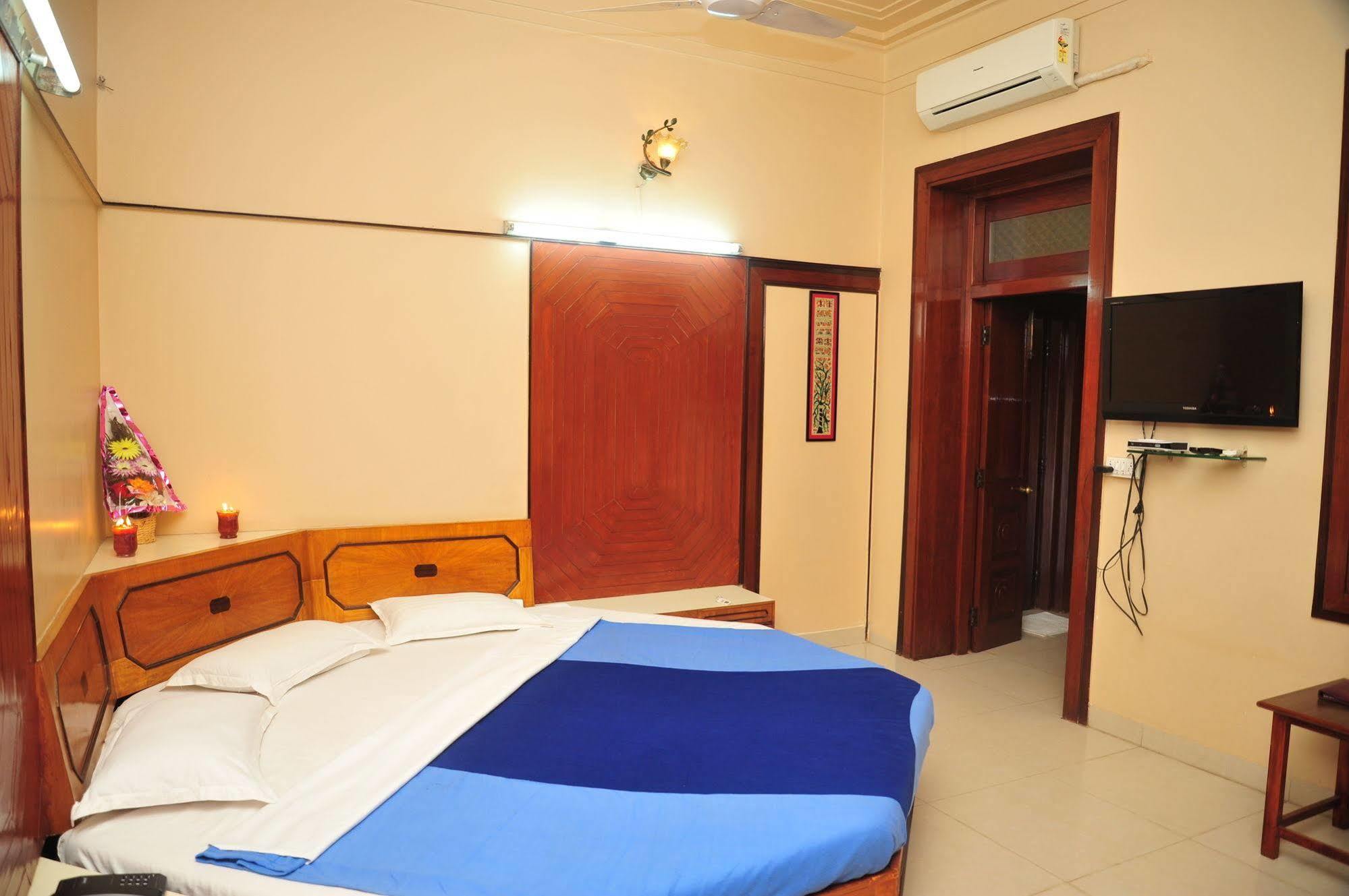 Hotel Siddhartha Palace Ahmedabad Exterior foto