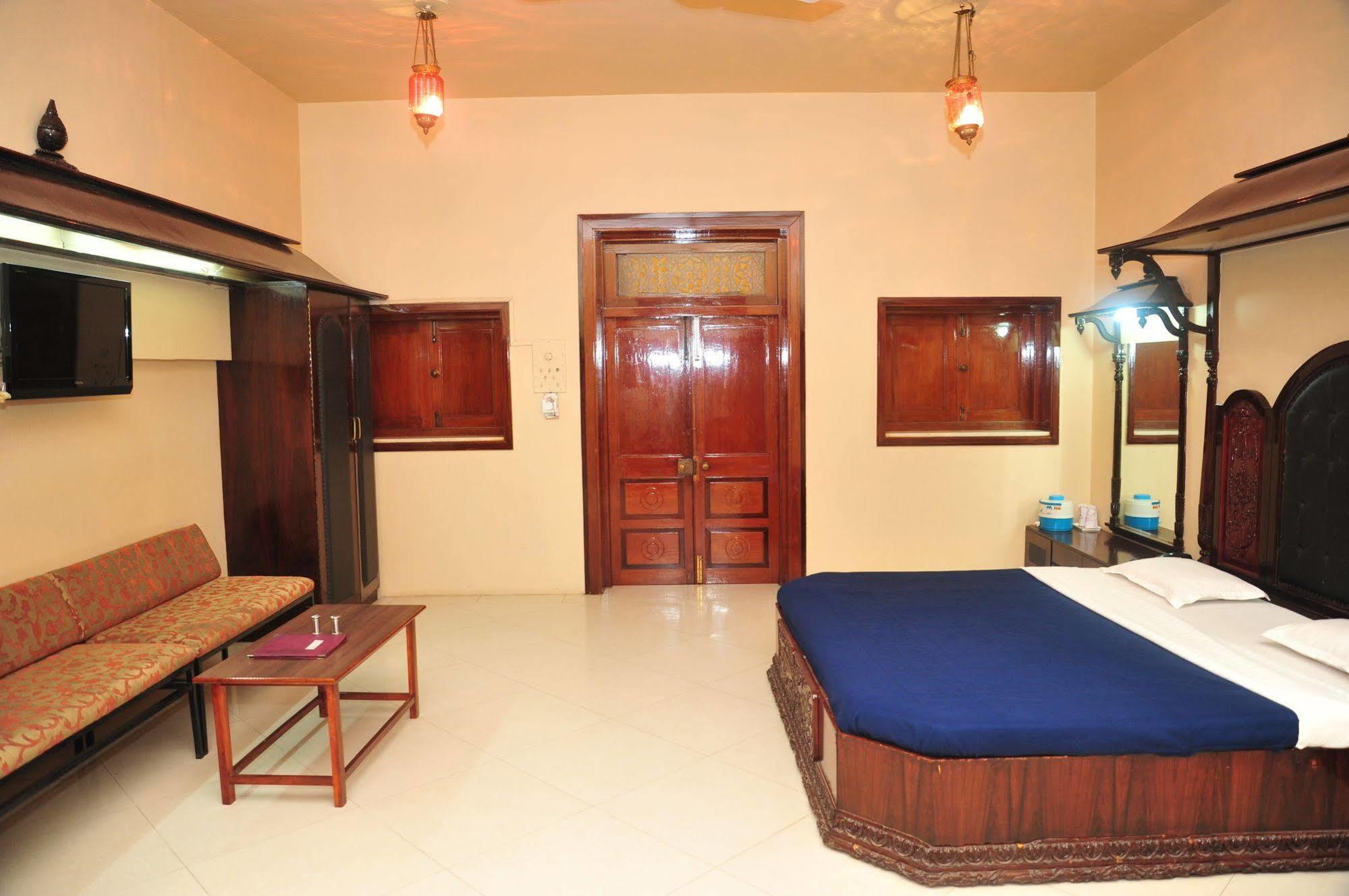 Hotel Siddhartha Palace Ahmedabad Exterior foto