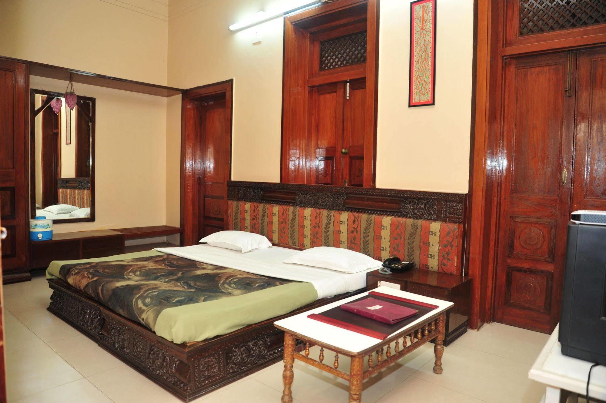 Hotel Siddhartha Palace Ahmedabad Exterior foto